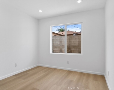 4747 Pixie Ave - Photo Thumbnail 6