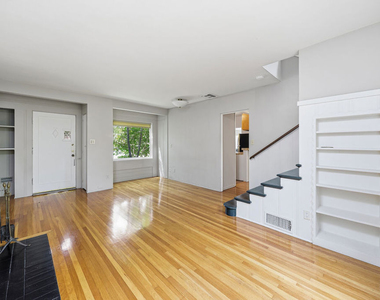 820 Crestmoore Place - Photo Thumbnail 5