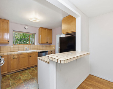 820 Crestmoore Place - Photo Thumbnail 7