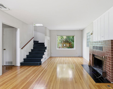 820 Crestmoore Place - Photo Thumbnail 3