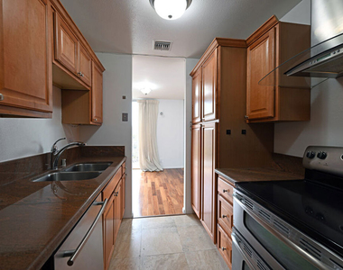 100 S Doheny Drive - Photo Thumbnail 11