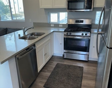 1154 1/2 S Ardmore Ave - Photo Thumbnail 1
