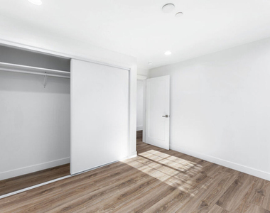 498 E 52nd Street - Photo Thumbnail 5