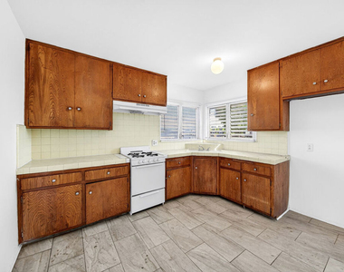 304 E 95th Street - Photo Thumbnail 3