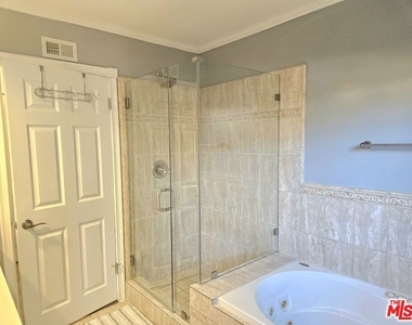 5904 Laramie Avenue - Photo Thumbnail 10