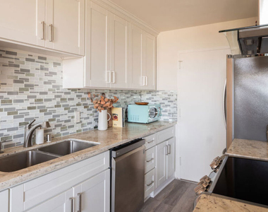 100 S Doheny Drive - Photo Thumbnail 5