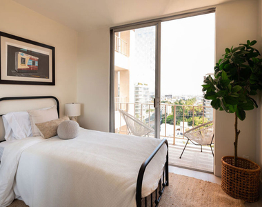 100 S Doheny Drive - Photo Thumbnail 9