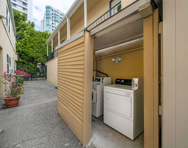 1238 S Beverly Glen Boulevard - Photo Thumbnail 15
