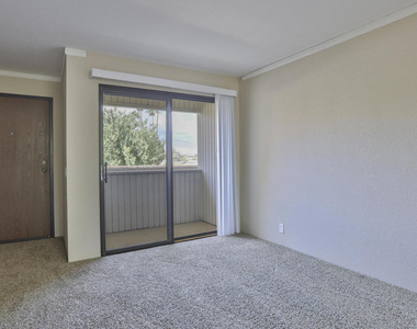 2820 N Arcadia Court - Photo Thumbnail 9