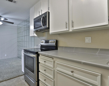 2820 N Arcadia Court - Photo Thumbnail 2
