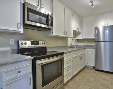 2820 N Arcadia Court - Photo Thumbnail 11