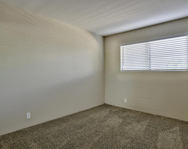 2820 N Arcadia Court - Photo Thumbnail 12