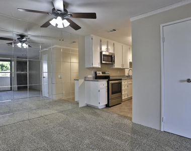 2820 N Arcadia Court - Photo Thumbnail 1