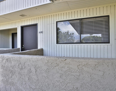 2820 N Arcadia Court - Photo Thumbnail 7