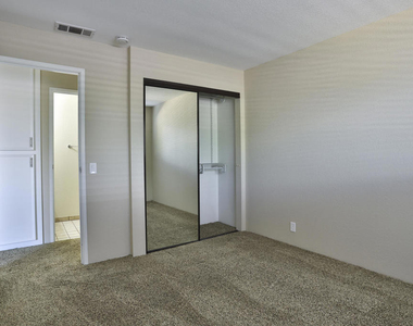 2820 N Arcadia Court - Photo Thumbnail 14
