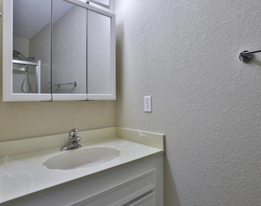 2820 N Arcadia Court - Photo Thumbnail 16