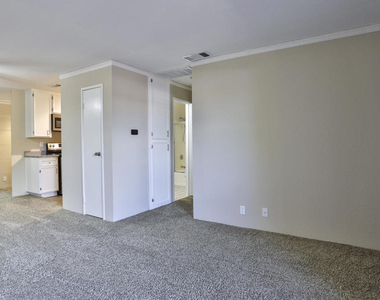 2820 N Arcadia Court - Photo Thumbnail 5