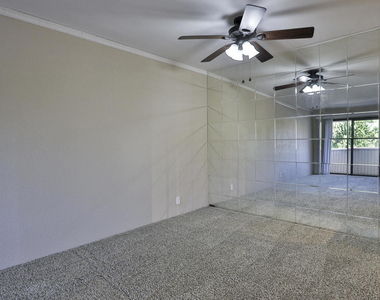 2820 N Arcadia Court - Photo Thumbnail 6