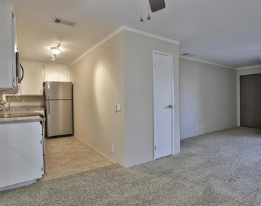2820 N Arcadia Court - Photo Thumbnail 3
