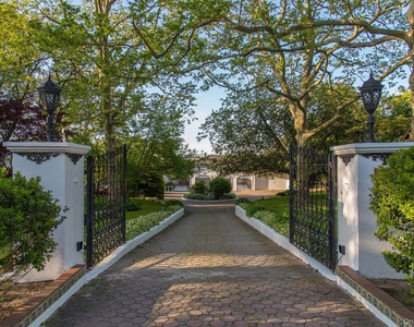 10 Beach Hill Drive - Photo Thumbnail 3