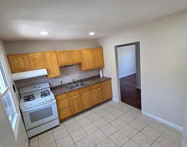 523 Hawthorne Avenue - Photo Thumbnail 3