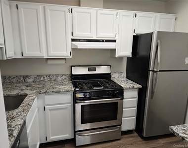 119 W Crooked Hill Road - Photo Thumbnail 7