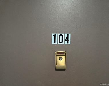 119 W Crooked Hill Road - Photo Thumbnail 3
