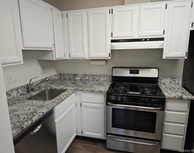 119 W Crooked Hill Road - Photo Thumbnail 8
