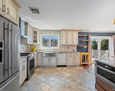 539 Nassau Avenue - Photo Thumbnail 9