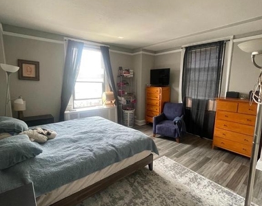 2031 Locust Street - Photo Thumbnail 4