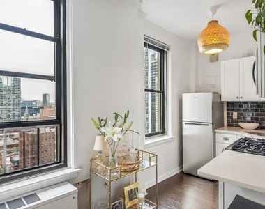 135 S 19th Street - Photo Thumbnail 3