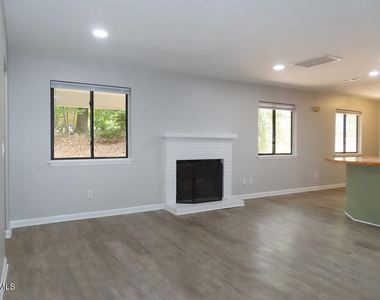 913 Shady Lawn Road - Photo Thumbnail 3