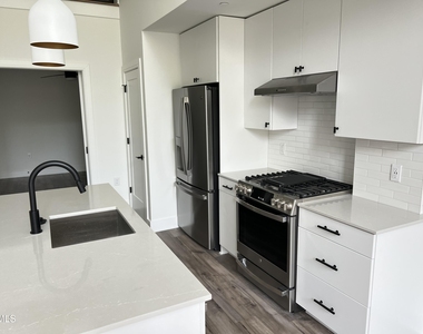 615 Daniels Street - Photo Thumbnail 3