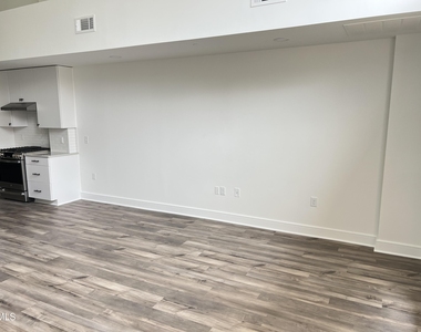 615 Daniels Street - Photo Thumbnail 2
