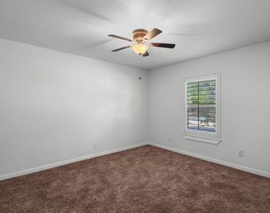 6211 Manor Rd - Photo Thumbnail 10