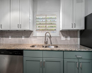 6211 Manor Rd - Photo Thumbnail 7
