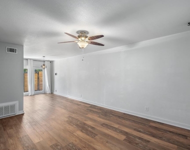 6211 Manor Rd - Photo Thumbnail 4