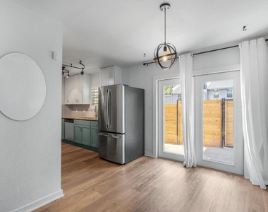 6211 Manor Rd - Photo Thumbnail 2