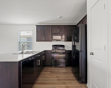 905 Powell St - Photo Thumbnail 10
