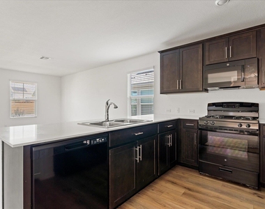 905 Powell St - Photo Thumbnail 11