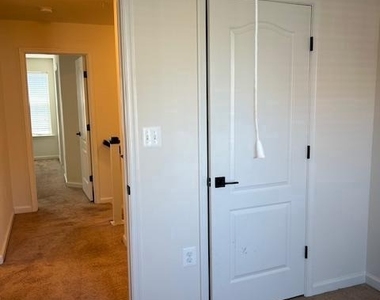 10608 Eastland Circle - Photo Thumbnail 12