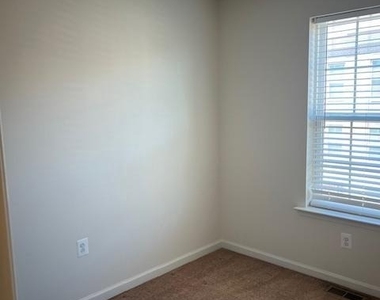 10608 Eastland Circle - Photo Thumbnail 13