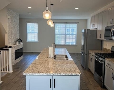 10608 Eastland Circle - Photo Thumbnail 6