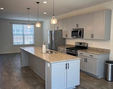 10608 Eastland Circle - Photo Thumbnail 7