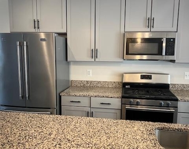 10608 Eastland Circle - Photo Thumbnail 5