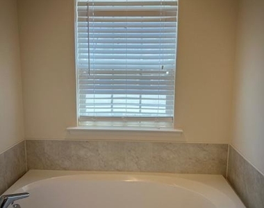 10608 Eastland Circle - Photo Thumbnail 19