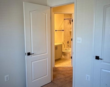 10608 Eastland Circle - Photo Thumbnail 11