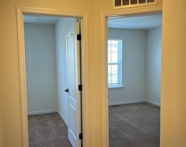 10608 Eastland Circle - Photo Thumbnail 24