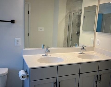 10608 Eastland Circle - Photo Thumbnail 18