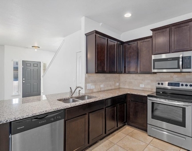 18332 Cumberland Gap St - Photo Thumbnail 9